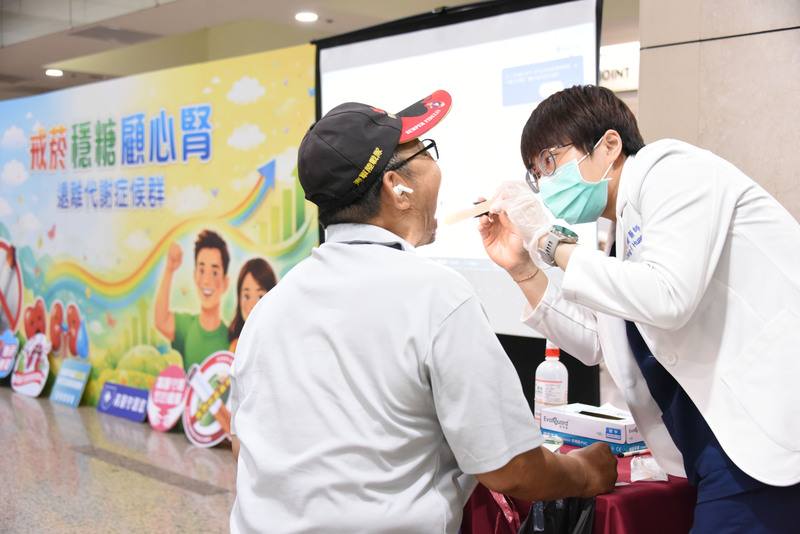 5月31日是世界無菸日，高雄醫學大學附設中和紀念醫院26日起至28日舉辦「戒菸週」活動，提供戒菸衛教、免費戒菸門診、口腔癌篩檢等服務，幫助民眾降低慢性病風險。（高醫提供）