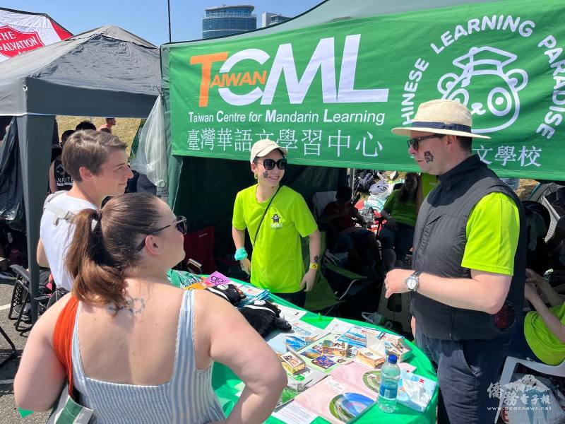 活動現場設置TCML推廣攤位，展示《來！學華語》教材與課程資訊，並與前來諮詢的英國民眾交流，讓更多人認識臺灣華語學習