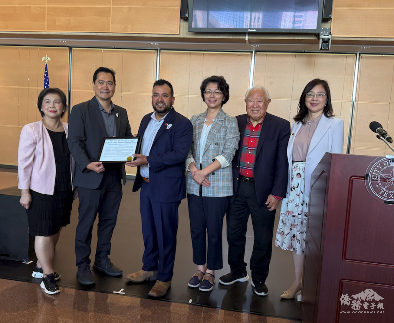 貴賓合影左起： 姊妹市委員會主席羅玉昭、達福台商會會長蔣佑邦，達拉斯代理市長 Jesse Moreno、駐休士頓辦事處處長蕭伊芳、資深僑領谷祖光、休士頓文教中心主任王盈蓉