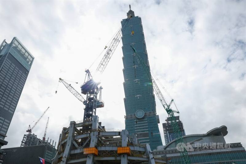 經濟部產發署27日宣布策略性投資4大新措施，將支持至少150家新創，提升整體產業發展動能。圖為台北信義區101大樓及周邊發展中的商業區。