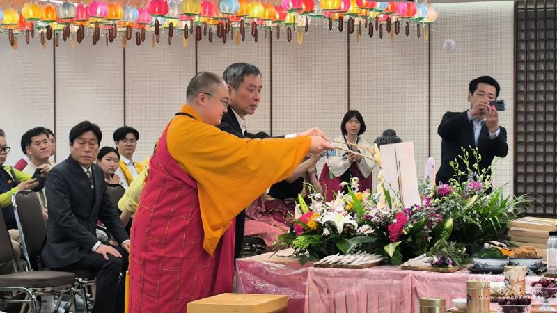 首爾佛光山寺慧豪法師與駐韓國代表處代表丘高偉共同浴佛