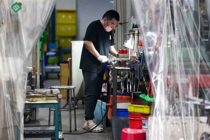 圖為新北市土城區一處加工廠運作中。（中央社檔案照片）