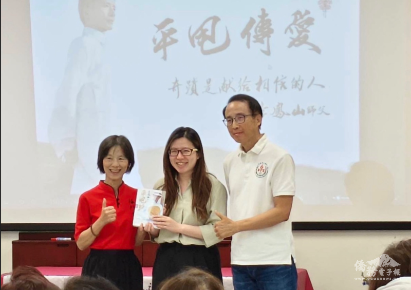 貴賓與主辦單位負責人合影。左起張立雪、蔡佳樺及陳立功。 (金山灣區華人運動大會提供)