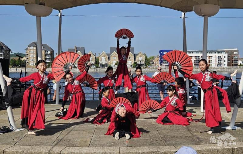 華園臺灣民俗舞蹈班應邀於閉幕暨頒獎典禮中演出《少兒英姿》，以功夫扇結合武術精神與扇舞藝術，展現傳統藝術之美，獲得現場觀眾熱烈掌聲