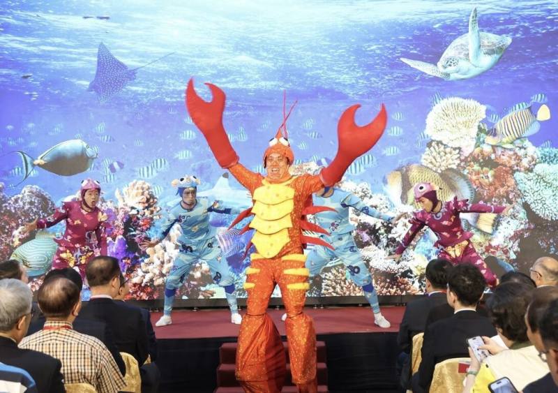 海洋委員會26日在高雄市前鎮區舉行「第7屆國家海洋日活動發布會」，宣布6月7日將在高雄港16、17號碼頭舉行海洋日海洋保育典範頒獎典禮、海洋施政成果展、海洋市集、海洋遊行，及紙風車劇團演出等。圖為紙風車劇團在發布會進行戲劇預告展演。（海洋委員會提供）