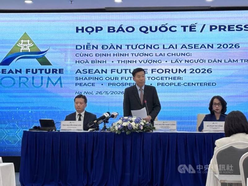 越南外交部26日舉辦記者會，越共中央委員暨外交部副部長阮孟強（中）、越南外交學院院長阮雄山（左）、外交部發言人范秋姮（右）出席，宣布將於6月9日至10日舉辦「東協未來論壇」，和平解決爭端與衝突將是重點之一。