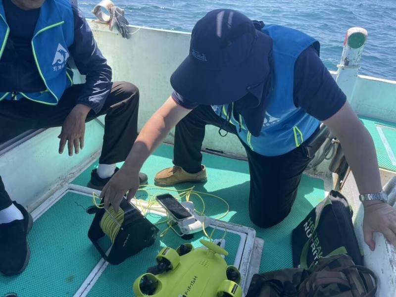 澎湖區漁會強化海洋資源保育與永續發展，引進水下無人機（ROV）巡檢人工魚礁、調查海底覆網及海洋廢棄物等。圖為人員操作情形。（澎湖區漁會提供）