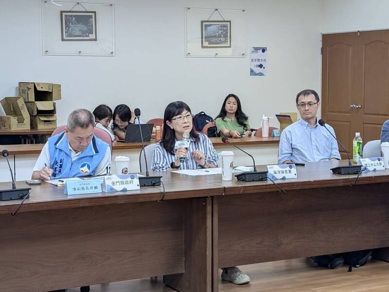 海委會海洋保育署26日在金門縣舉辦「三棘鱟保育類預告暨海洋保育法說明會」，副署長李筱霞（前中）表示，鱟列保育類仍在蒐集民眾意見階段，將於澎湖、金門、新竹與嘉義等地陸續舉辦說明會，傾聽各界意見以做為列保育類物種的參考。