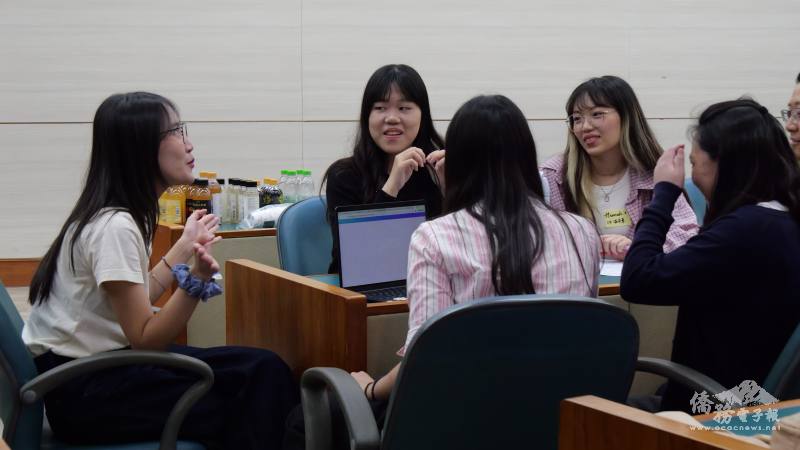 學員分組交流分享搭僑經驗