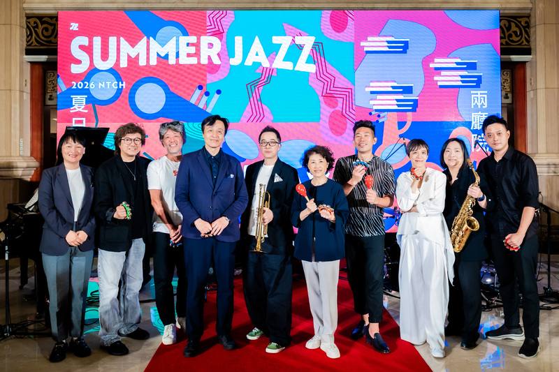 連續舉辦24年的國家兩廳院「2026夏日爵士」8月將登場，26日舉行宣告記者會，除兩屆葛萊美獎得主茱萊提斯（Nicole Zuraitis）及紐約當紅薩克斯風天后班傑明之外，金曲台語歌后李竺芯也將加入戶外派對演出。（國家兩廳院提供，Gelée Lai攝）