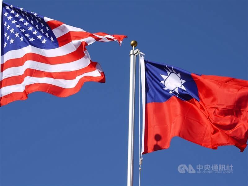 圖為台灣與美國國旗。（中央社檔案照片）
