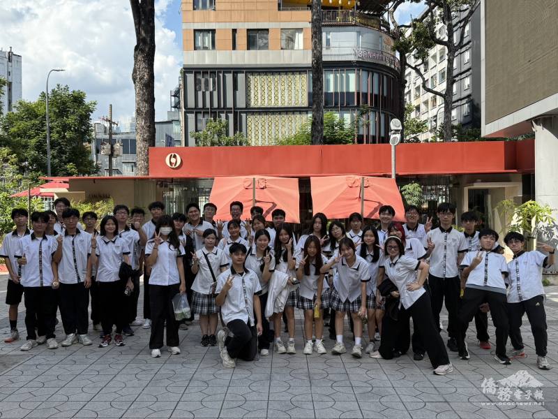 胡志明市臺灣學校文化大使使節團校外文化探查活動大合照