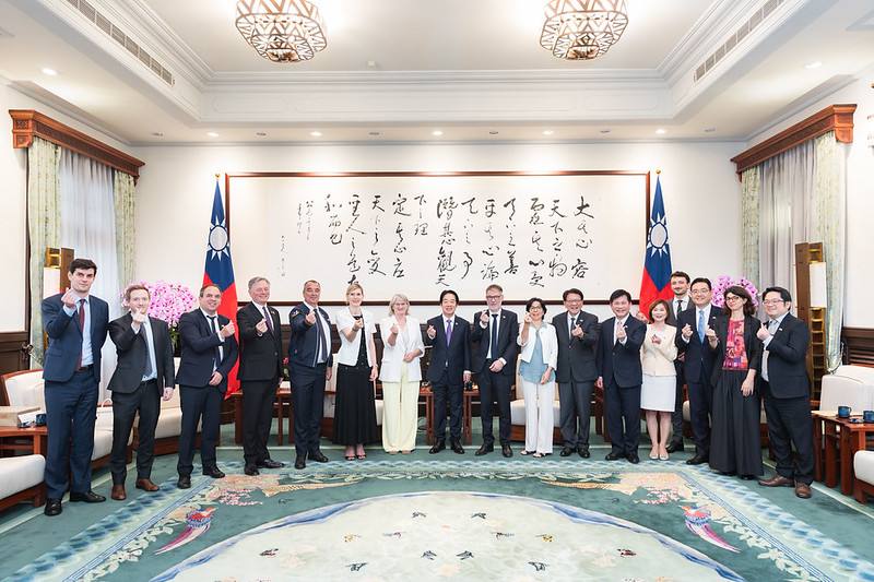 總統與「法國國民議會友台小組主席帕媞斯黛訪團」合影