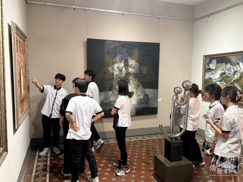 學生於胡志明市美術館內進行導覽活動