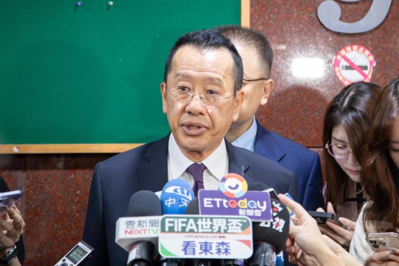 國防部長顧立雄27日赴立法院財政、外交及國防委員會聯席會議前接受媒體聯訪。