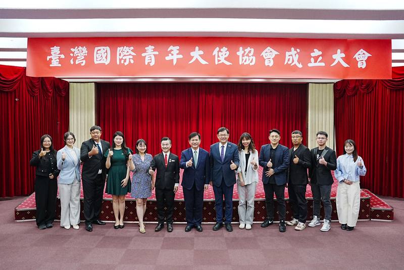 「臺灣國際青年大使協會」28日成立，外交部長林佳龍（中）出席。