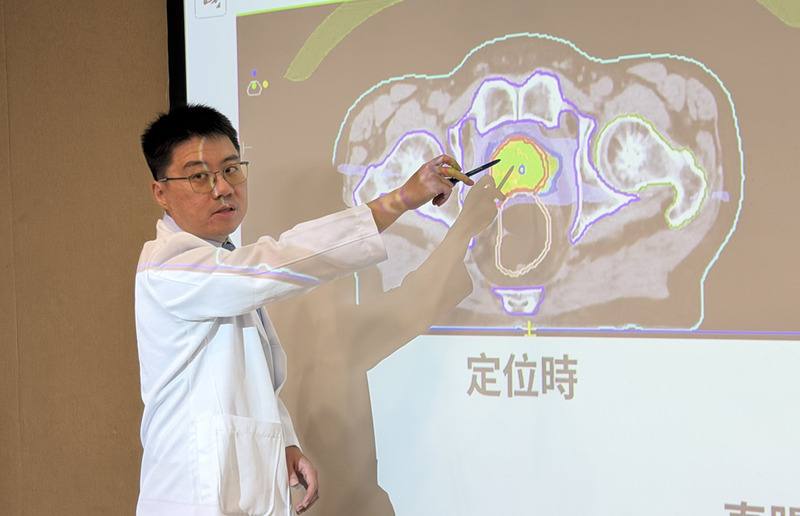 有「熟男隱形殺手」之稱的攝護腺癌對男性威脅正持續擴大，三軍總醫院放射腫瘤部主治醫師楊仁富（圖）27日分享個案病例並指出，攝護腺癌治療已邁入即時影像精準醫療新時代。