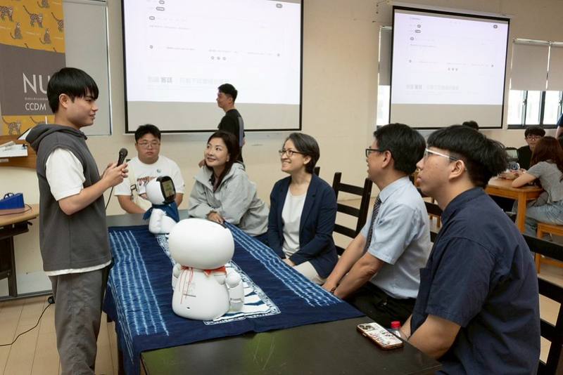副總統聽取客語AI機器人團隊成果說明與互動展示，以及苗栗𪹚龍文化發展介紹