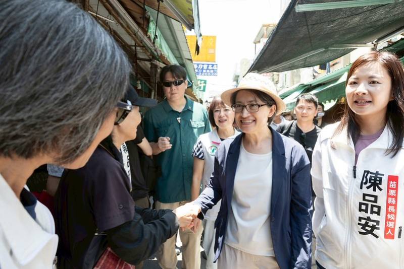 副總統沿途與攤商及民眾親切互動