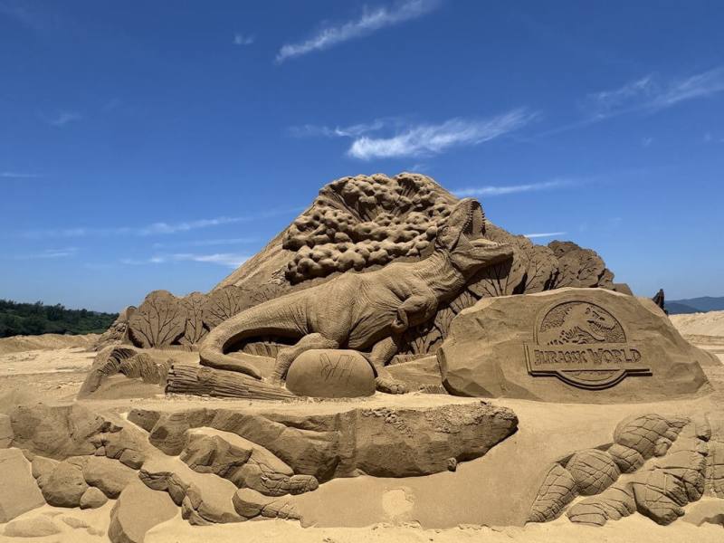 2026福隆國際沙雕藝術季29日正式開幕，展出超過40座大型主題沙雕，重現電影侏羅紀世界等經典場景。（福容大飯店提供）