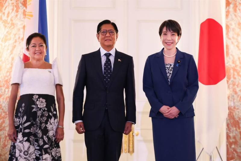 日本首相高市早苗（右）與以國賓身分訪日的菲律賓總統小馬可仕（中）28日在東京舉行高峰會，雙方會後發表聯合聲明，宣布日菲正式升級為「全面戰略夥伴關係」。（圖取自x.com/takaichi_sanae）