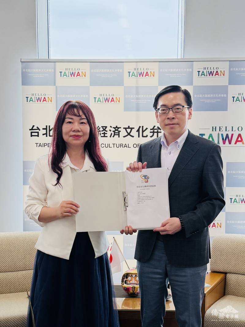 會長正田千媛(左)將活動成果資料呈送范振國