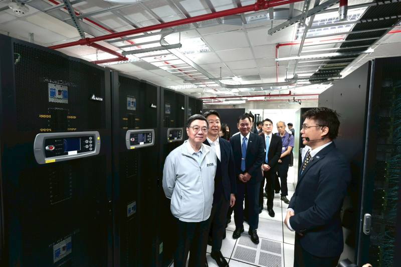 行政院長卓榮泰視察交通部中央氣象署暨超級電腦機房