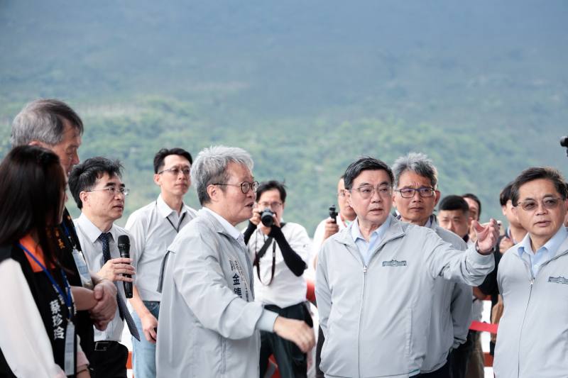 行政院長卓榮泰視察馬太鞍溪堤防工程防汛整備情形