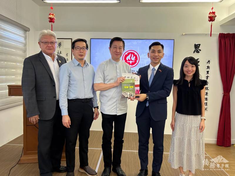 駐馬來西亞代表處僑務組拜會華社研究中心，左起：董事主席姚迪聰、潘永強博士、姚迪剛、廖建勛與宋怡穎