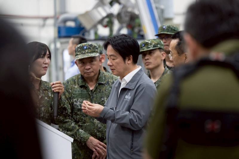 賴清德總統29日上午前往高雄，先後視導「空軍南部區域作戰管制中心」及「國防部軍備局生產製造中心第205廠」