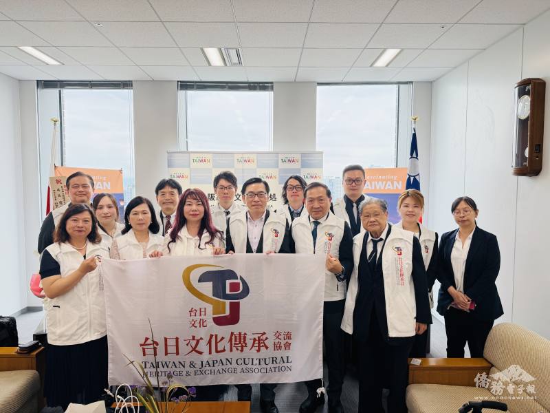 台日文化傳承交流協會成員與駐大阪辦事處處范振國(右3)合影