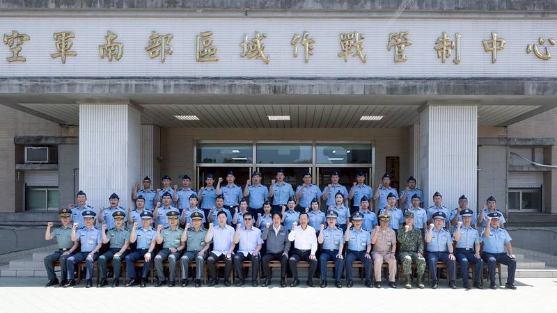 總統視導高雄地區部隊並合影