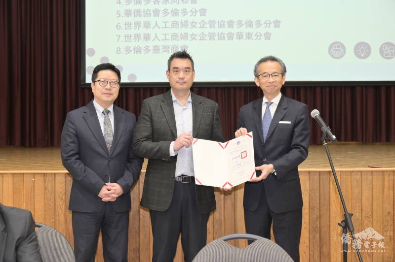 梁毅鵬處長與藍柏青主任頒發雙十國慶活動有功之團體與個人感謝狀