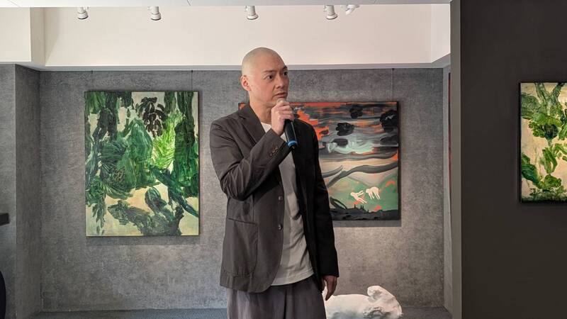 藝術家常陵（圖）28日為媒體導覽個展「假如故鄉」，該展4月曾在比利時展出。