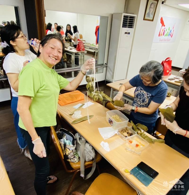參與研習的僑校教師親手體驗包粽子製作過程，在實作中學習端午節文化內涵與教學應用方式