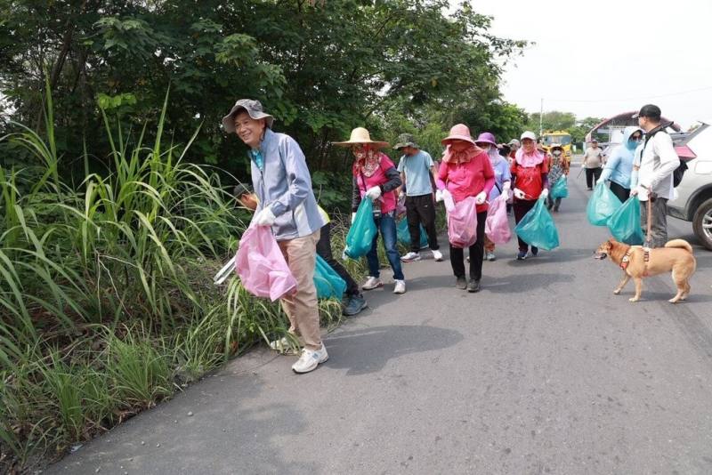 南投縣政府30日在濁水溪畔辦理淨堤活動，眾人撿拾垃圾、資源回收物裝滿1輛垃圾車、1輛資收車，清出的垃圾多為便當盒、保麗龍、飲料瓶等。（南投縣政府提供）
