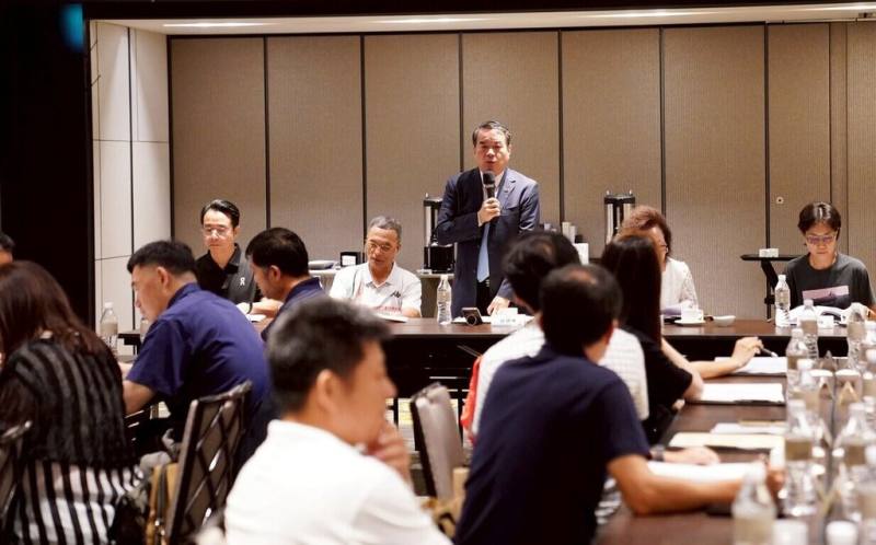 中華民國大專院校體育總會30日召開第11屆第2次理、監事會議，會中研議成立「全球大學運動發展基金」，以促進全球大學體育交流為目標，大專體總會長邱炳坤（後中）盼替台灣大專體育注入更多創新思維與發展動能。（大專體總提供）