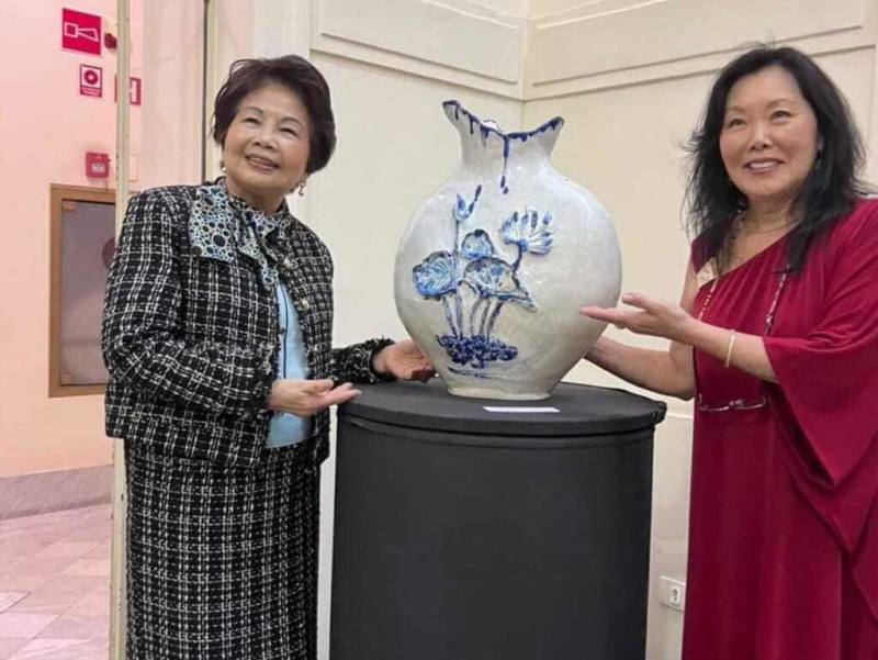 巴西第11屆「宇宙陶瓷」國際陶藝展，5月25日起在聖保羅市立檔案館登場，唯一來自台灣的陶藝家黃林月嬌（左）與日裔策展人愛莉安娜鶴（右）合影。（黃林月嬌提供）