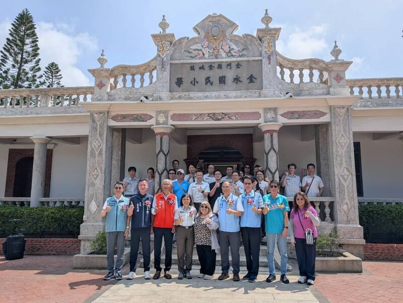 呈現金門僑鄉文化的「金水學校展示館」，經金門國家公園管理處數月整修，29日重新開幕，金門國家公園管理處長黃子娟（前左4）、金門縣副縣長李文良（前右4）等人出席合影