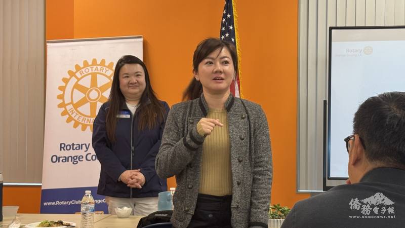橙縣文教中心主任蕭蓓如（中）向扶輪社會員介紹臺灣發展現況