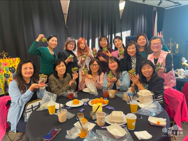世華姊妹親手包粽子，感受傳統文化的溫度。(世界華人工商婦女企管協會北加州分會提供)