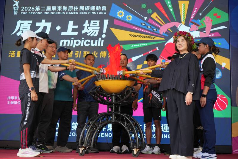 2026第2屆屏東縣原住民族運動會即將登場，縣長周春米（右2）29日在縣府與聖火傳遞起跑選手共同點燃聖火，象徵賽事正式啟動