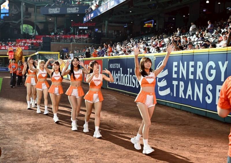 中華職業棒球大聯盟統一7-ELEVEn獅隊啦啦隊Uni-Girls（圖）到美國巡迴，30日參加美職大聯盟（MLB）休士頓太空人隊（Houston Astros）主場台灣日活動，賽前與當地舞龍團隊一起演出。（統一獅隊提供）