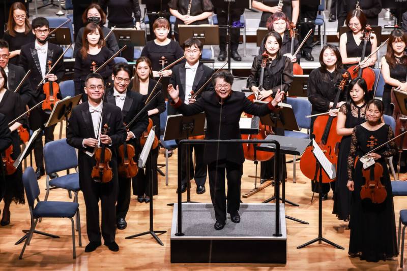 旅美音樂家陳美安（前中）將客席指揮國立台灣交響樂團（NTSO），並攜手鋼琴新秀張凱閔，為樂迷送上布拉姆斯「第一號鋼琴協奏曲」，6月北高登場。（國台交提供）