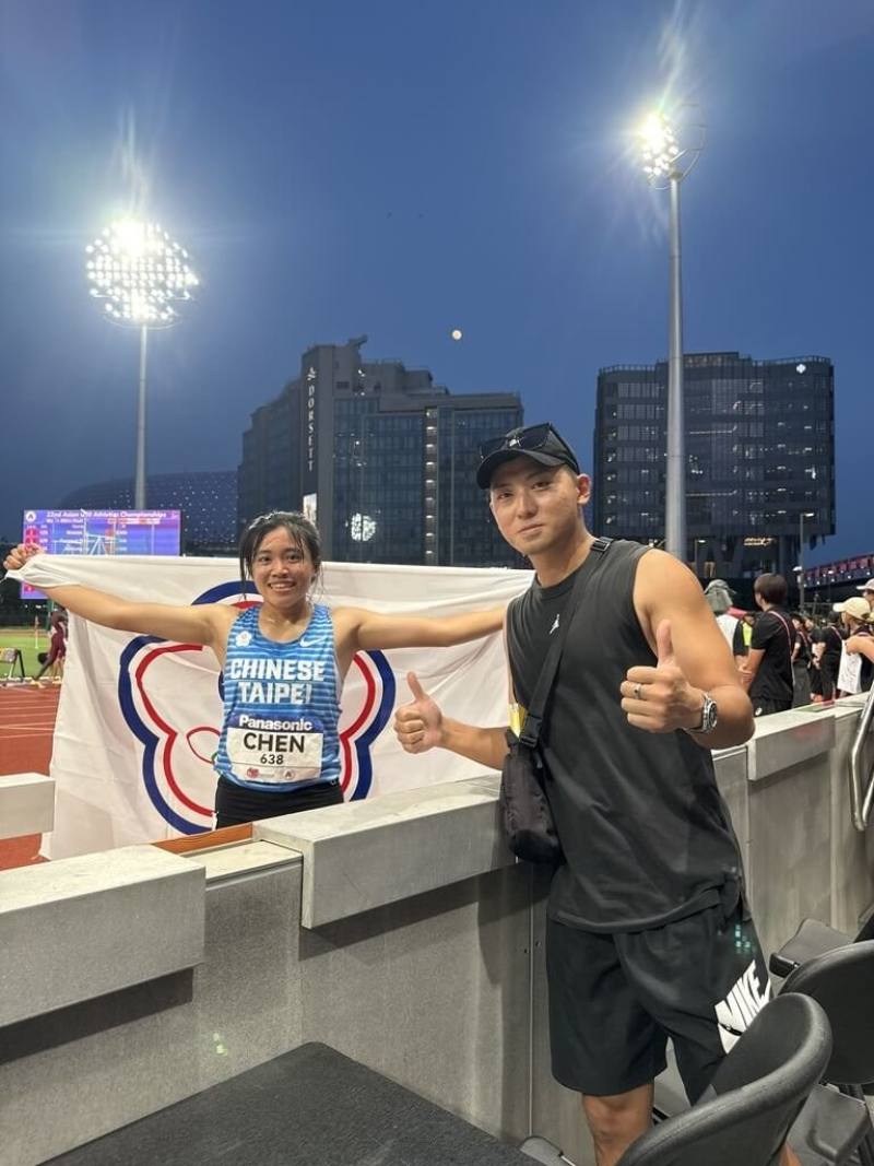 台灣15歲小將陳羿岑（左）29日在亞洲U20田徑錦標賽女子400公尺決賽飆出本季最佳的53秒16，替代表隊再添1面銀牌，同時也達到名古屋亞運參賽標準，教練林智偉（前右）深感驕傲。（中華民國田徑協會提供）