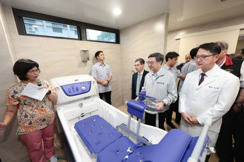 行政院長卓榮泰視察台北榮總鳳林分院附設頤園住宿長照機構