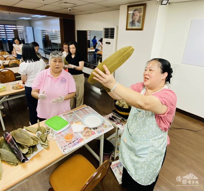 黃美娟示範粽葉摺疊、填料及綁繩技巧，帶領學員認識端午節文化並體驗傳統包粽工藝