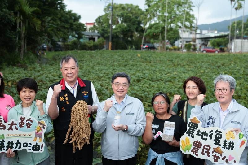 行政院長卓榮泰視察邦查農場農業復育情形