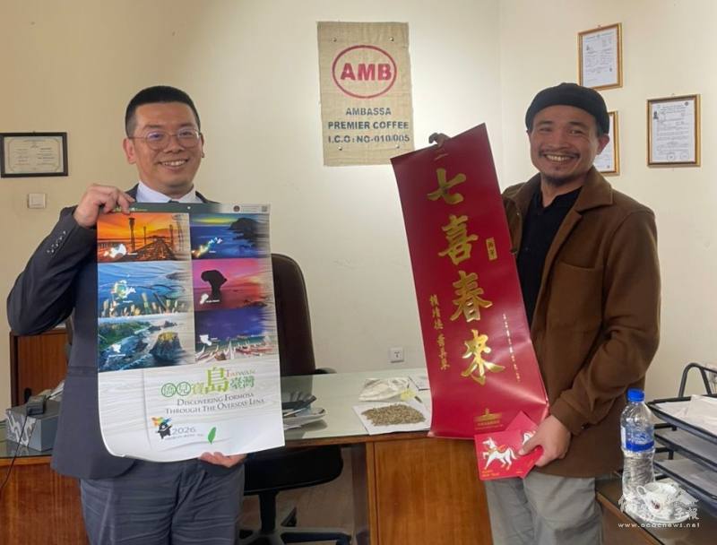 僑務秘書詹前校(左)拜會Ambassa Enterprise臺籍合夥人徐浚堯，致贈總統府春聯、馬年福袋與僑務委員會月曆，實地走訪關懷衣索比亞僑臺商企業