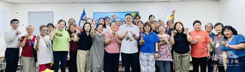 菲華文教服務中心辦理「粽情端午・手作傳意」講座，與會教師及工作團隊活動後合影，共同推廣臺灣傳統節慶文化